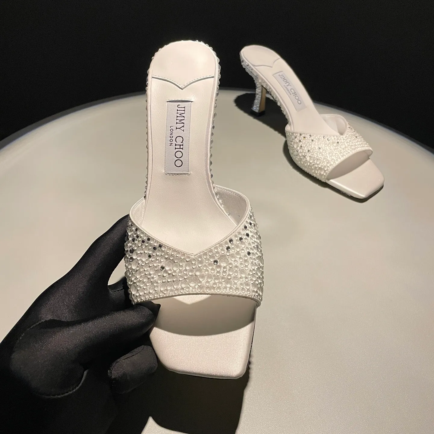 👟👟Ex-factory price 640👟👟 JIMMY CHOO A pair of high heels that can conquer all men👠Easy to wear and versatile, a must-have item for the annual meeting🥂Bilng Bilng is so beautiful that no one can breathe. Material: silk hot diamond gradient champagne color🍸Sheepskin lining Italian leather outsole 2 colors for sale: champagne white Size: 34-40 (41 42 43 (Customized)) Height 7cm, packed at the same time at the counter!
